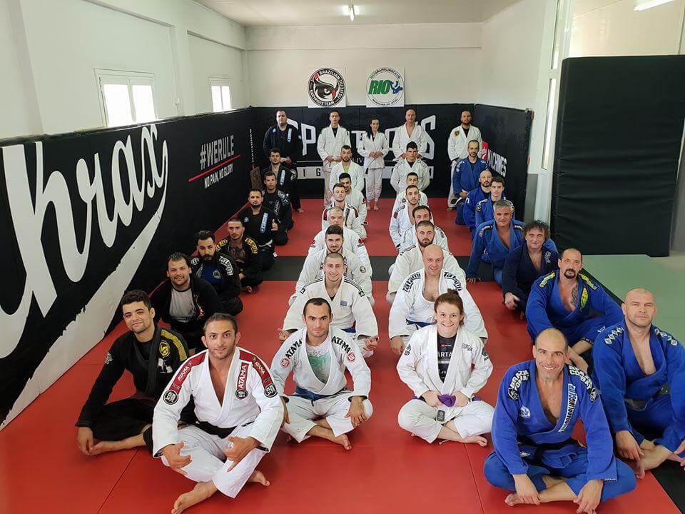 Αυτή η εικόνα δεν έχει ιδιότητα alt. Το όνομα του αρχείου είναι adults.jpg